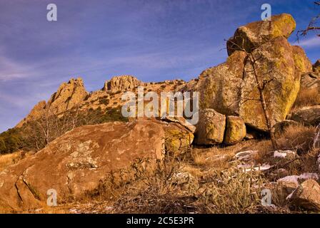 Sciogliere la neve a dicembre nelle rocce vicino alla montagna Sawtooth a Davis Mountains, Texas, Stati Uniti Foto Stock