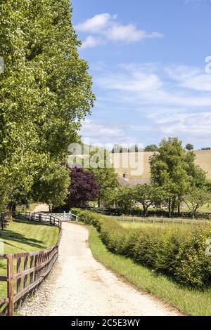 Campden Lane (un'antica strada che si trova in una strada che si avvicina alla Lynes Barn Farm sulle colline del Cotswold, vicino alla frazione di Farmcote, Gloucestershire Foto Stock