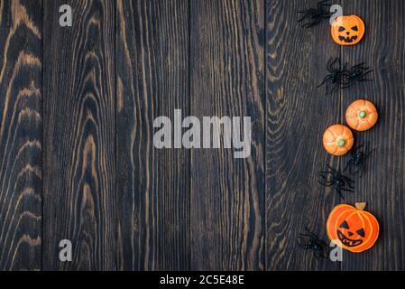 Halloween sfondo di vacanza con biscotti e ragni. Vista dall'alto. Foto Stock
