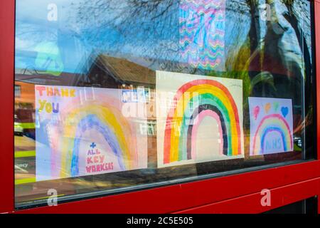 OAKHAM/RUTLAND, INGHILTERRA - 18 APRILE 2020: Disegni arcobaleno in una finestra di una stazione di fuoco durante la pandemia di Coronavirus Foto Stock