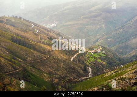 Tradizionale villaggio portoghese sul pendio della Serra da Estrela, Portogallo Foto Stock