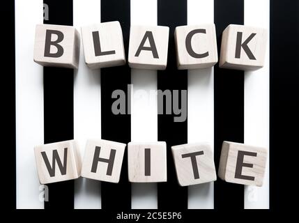 Un concetto di razza di gente bianca e nera insieme fianco a fianco e vivere senza pregiudizi Foto Stock