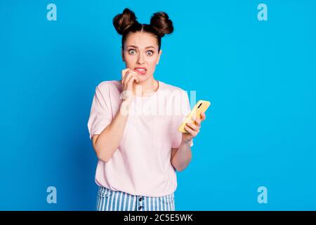 Foto di attraente signora due simpatici conigli tenere telefono mani leggere notizie terrorizzato covid-19 virus diffusione mondo indossare casual bianco t-shirt rosa Foto Stock