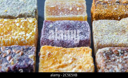 Sfondo di dolci arabi. Dolci turchi assortiti. Dessert medio orientale da frutta naturale. Set di dolci ecologici orientali da vicino. Foto Stock