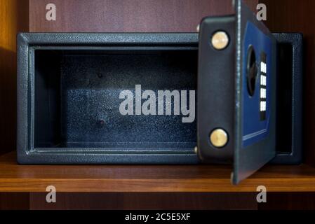 Aprire la cassetta di sicurezza vuota in casa o in camera d'albergo Foto Stock