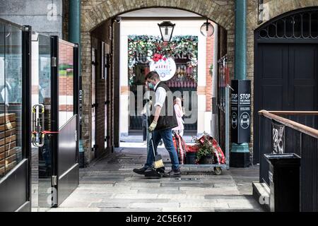 Covent Garden, Londra, Regno Unito/2 luglio 2020. I lavoratori preparano la piazza nel giardino di Covent pronta per il Super Sabato davanti alle restrizioni di blocco del coronavirus essendo rilassati e ristoranti e bar aperti questo fine settimana attraverso Londra, Regno Unito 02 luglio 2020 Covent Garden, Londra, UK Credit: Clickpics/Alamy Live News Foto Stock