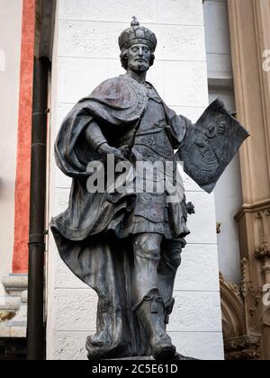 Statua di fronte alla Basilica della nascita della Vergine Maria a Mariazell (Austria) Foto Stock