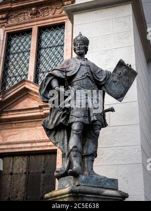 Statua di fronte alla Basilica della nascita della Vergine Maria a Mariazell (Austria) Foto Stock