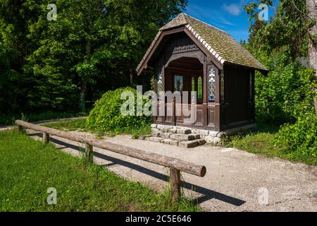 Piccola cappella nei boschi vicino a Mariazell (Austria), giornata di sole in primavera Foto Stock