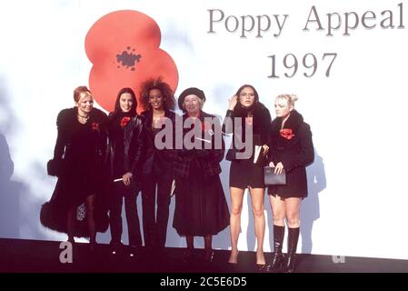 ©ALPHA PRESS 29/10/97 GERI HALLIWELL MEL C MEL B VICTORIA ADAMS BECKHAM ED EMMA BUNTON DALLE RAGAZZE DELLE SPEZIE CON DAME VERA LYNN AL LANCIO DI APPELLO DI PAPAVERO 1997 TENUTO FUORI DELLA ROYAL ALBERT HALL A LONDRA. Foto Stock