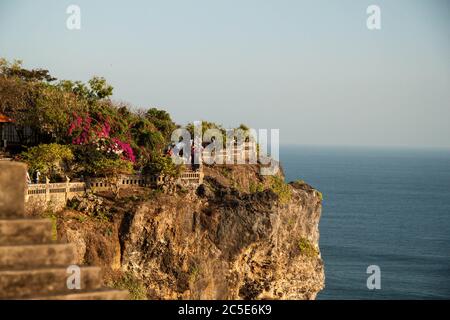 Il Tempio di Uluwatu, percorso rocciosi sul mare Foto Stock