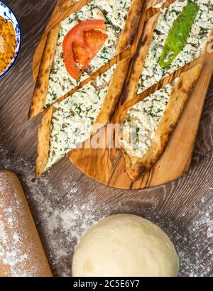 Tradizionale turco al forno pide piatto. Pizza turca, antipasti mediorientali. Cucina turca. Vista dall'alto. PIDE con ripieno di formaggio Foto Stock