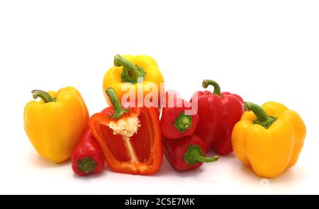 Composizione di diversi peperoni dolci e delle loro metà di colori diversi su uno sfondo chiaro. Prodotto naturale. Colore naturale. Primo piano. Foto Stock