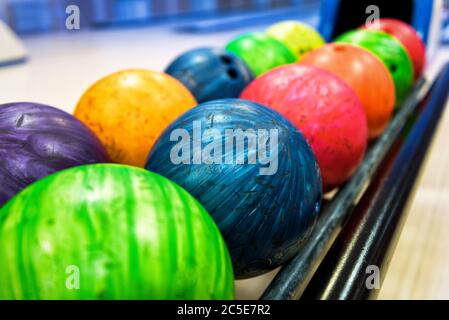 Palline da bowling colorate nella macchina di ritorno Foto Stock