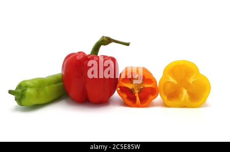 Composizione di diversi peperoni dolci e delle loro metà di colori diversi su uno sfondo chiaro. Prodotto naturale. Colore naturale. Primo piano. Foto Stock
