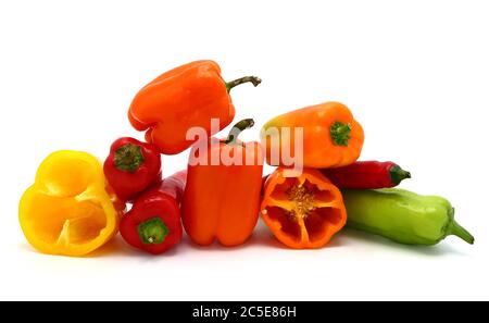 Composizione di diversi peperoni dolci e delle loro metà di colori diversi su uno sfondo chiaro. Prodotto naturale. Colore naturale. Primo piano. Foto Stock