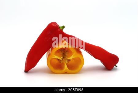 Composizione di diversi peperoni dolci e delle loro metà di colori diversi su uno sfondo chiaro. Prodotto naturale. Colore naturale. Primo piano. Foto Stock