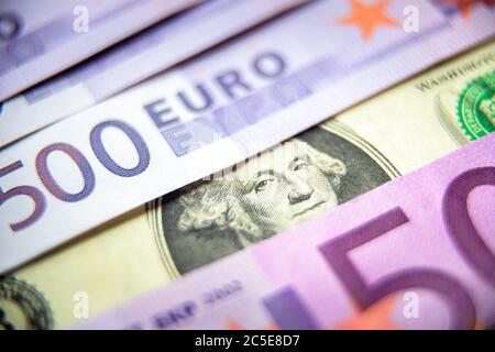 banconote in euro 500 contro 1 dollaro. Cinquecento banconote dell'Unione europea contrarie alla moneta americana. Vista dall'alto del primo piano in contanti. Concetto di w Foto Stock