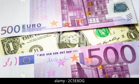1 dollaro contro 500 euro di banconote in denaro. Vista dall'alto del primo piano in contanti. Cinquecento banconote dell'Unione europea contrarie alla moneta americana. Concetto Foto Stock