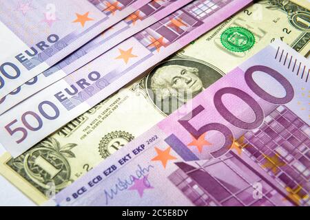 1 dollaro contro un sacco di 500 euro banconote in denaro. Vista dall'alto del denaro contante. La moneta dell'Unione europea contra una nota in dollari americani. Concetto di st Foto Stock