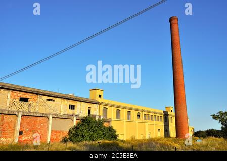 Smokestacks di una fabbrica di pasta abbandonata ad Imperia Italia Foto Stock