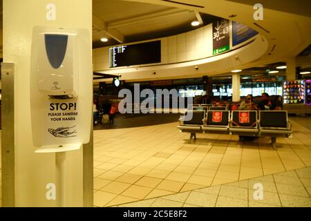 2 luglio 2020, Aeroporto di Luton, Regno Unito: Un dispenser di disinfettante per le mani nella zona lounge di partenza dell'Aeroporto di Luton. Gli igienizzanti per le mani sono solo uno su una serie di misure igieniche e di sicurezza in corso di installazione negli aeroporti per consentire la ripresa dei voli tra i paesi europei, e i governi dovrebbero annunciare presto ponti aerei tra i paesi per facilitare i viaggi e il turismo. Foto Stock