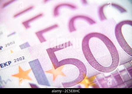 primo piano delle banconote in euro 500. Cinquecento banconote della moneta dell'Unione europea. Macro vista del denaro in euro per sfondo. Concetto di banca, stock Foto Stock