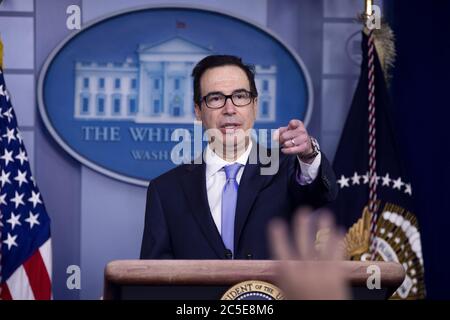 Washington, Stati Uniti. 02 luglio 2020. Il Segretario del Tesoro Steven Mnuchin prende una domanda da un membro dell'agenzia di stampa mentre partecipa ad una conferenza stampa sulle cifre di lavoro nella stanza di Briefing di James Brady della Casa Bianca a Washington, DC, giovedì 2 luglio 2020. Gli Stati Uniti hanno aggiunto 4.8 milioni di posti di lavoro a giugno, mentre l'economia ha cercato di riprendersi durante la pandemia del coronavirus COVID-19. Photo Michael Reynolds/UPI Credit: UPI/Alamy Live News Foto Stock