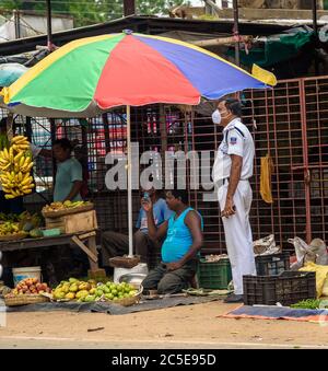 Durgapur/India - Giugno 25,2020. Un ufficiale di polizia non identificato che copre il suo viso con maschera al momento della malattia pandemica Covid19/ Corona Virus Foto Stock