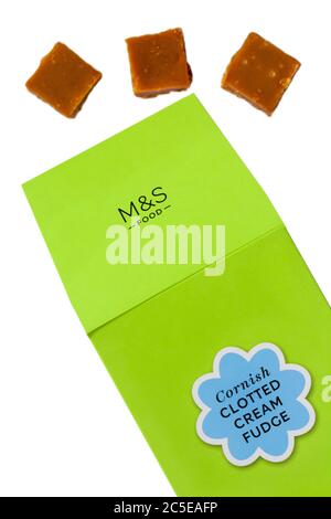 Scatola di M&S Cornish Clotted Cream Fudge Set su sfondo bianco - tutto il burro fudge con Cornish clotted crema Foto Stock