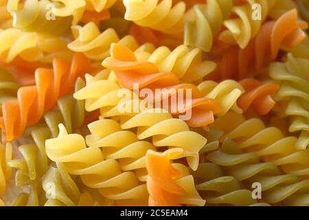 primo piano di maccheroni colorati e non cotti Foto Stock