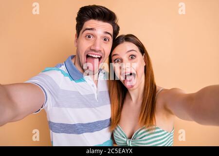 Autoritratto del suo He sua bella bella bella pazza overjoied allegro allegro allegro coppia fooling grimacing divertente isolato Foto Stock