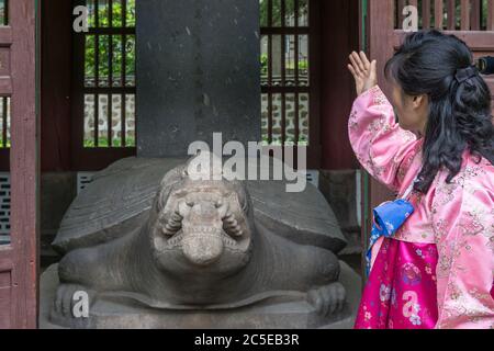 Statua delle tartarughe nel padiglione di Pyochung, Kaesong-City, Corea del Nord Foto Stock