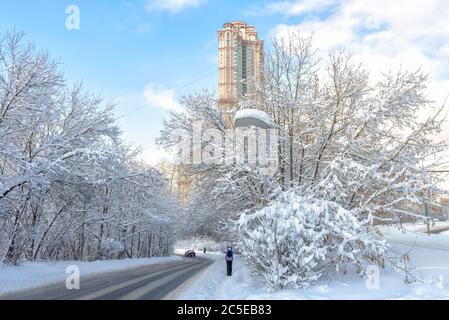 Mosca dopo la nevicata, Russia. Vista panoramica della strada e degli edifici alti e moderni. Freddo e gelo in inverno città di Mosca. Splendido paesaggio urbano innevato. N Foto Stock