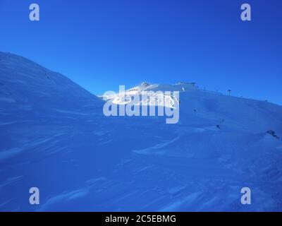 Montagne innevate delle Dolomiti dalla pista Foto Stock