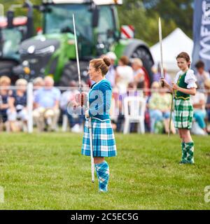 Ballerini delle Highland che si esibiscono al Bucks County Show 2019 a Weedon Park vicino Aylesbury Foto Stock