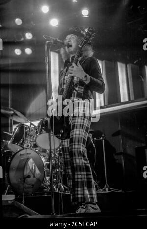 Noddy Holder canta sul palco o in studio con la rock band glam Slade negli anni '70 Foto Stock