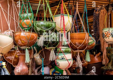 Pentole e padelle di terracotta appese in un negozio a Cuenca, Ecuador Foto Stock