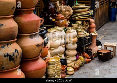 Vasi e vasi in terracotta sono in vendita nel mercato artigianale di Cuenca Foto Stock