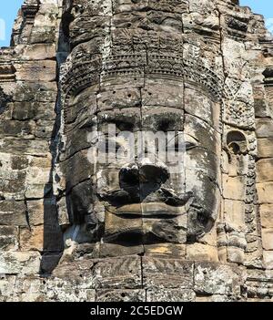 Le torri di sorridenti volti al Bayon presso il complesso del tempio di Angkor Thom, Siem Reap, Cambogia, Asia Foto Stock