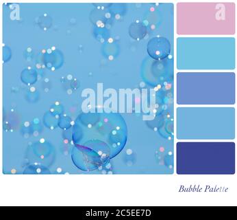 Uno sfondo di delicate bolle di sapone su un cielo blu, in una tavolozza di colori con campioni di colore omaggio Foto Stock