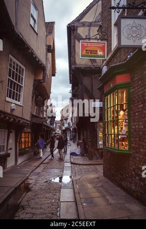 La vecchia strada medievale conosciuta come Shambles, una delle principali attrazioni turistiche della città inglese di York Foto Stock