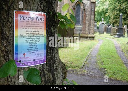 Una passeggiata di preghiera nei terreni della chiesa parrocchiale di St George, New Mills, Derbyshire. Le preghiere sono sull'albero intorno ai terreni. Foto Stock