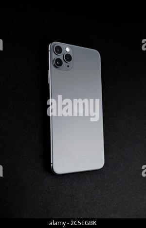Sankt-Petersburg, Russia - 3 novembre 2019: IPhone 11 Max Pro sopra sfondo scuro studio girato Foto Stock