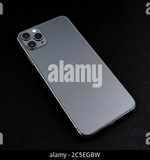 Sankt-Petersburg, Russia - 3 novembre 2019: IPhone 11 Max Pro sopra sfondo scuro studio girato Foto Stock