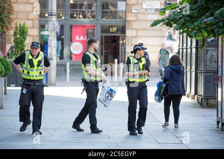 Glasgow, Scozia, Regno Unito. 2 luglio 2020. Nella foto: Gli agenti di polizia sono chiamati a partecipare a un pacchetto sospetto che è stato riportato all'angolo di Buchanan Street e St Vincent Street a Glasgow. Credit: Colin Fisher/Alamy Live News Foto Stock