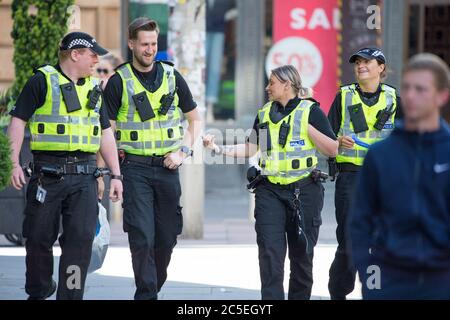 Glasgow, Scozia, Regno Unito. 2 luglio 2020. Nella foto: Gli agenti di polizia sono chiamati a partecipare a un pacchetto sospetto che è stato riportato all'angolo di Buchanan Street e St Vincent Street a Glasgow. Credit: Colin Fisher/Alamy Live News Foto Stock