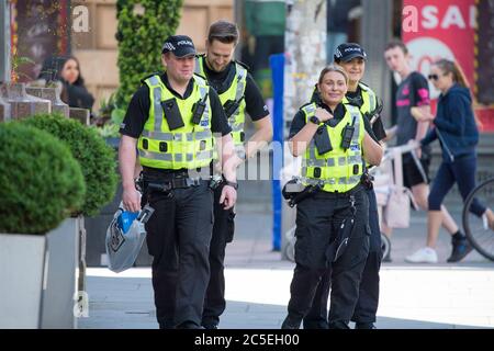 Glasgow, Scozia, Regno Unito. 2 luglio 2020. Nella foto: Gli agenti di polizia sono chiamati a partecipare a un pacchetto sospetto che è stato riportato all'angolo di Buchanan Street e St Vincent Street a Glasgow. Credit: Colin Fisher/Alamy Live News Foto Stock