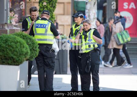 Glasgow, Scozia, Regno Unito. 2 luglio 2020. Nella foto: Gli agenti di polizia sono chiamati a partecipare a un pacchetto sospetto che è stato riportato all'angolo di Buchanan Street e St Vincent Street a Glasgow. Credit: Colin Fisher/Alamy Live News Foto Stock