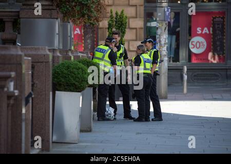 Glasgow, Scozia, Regno Unito. 2 luglio 2020. Nella foto: Gli agenti di polizia sono chiamati a partecipare a un pacchetto sospetto che è stato riportato all'angolo di Buchanan Street e St Vincent Street a Glasgow. Credit: Colin Fisher/Alamy Live News Foto Stock